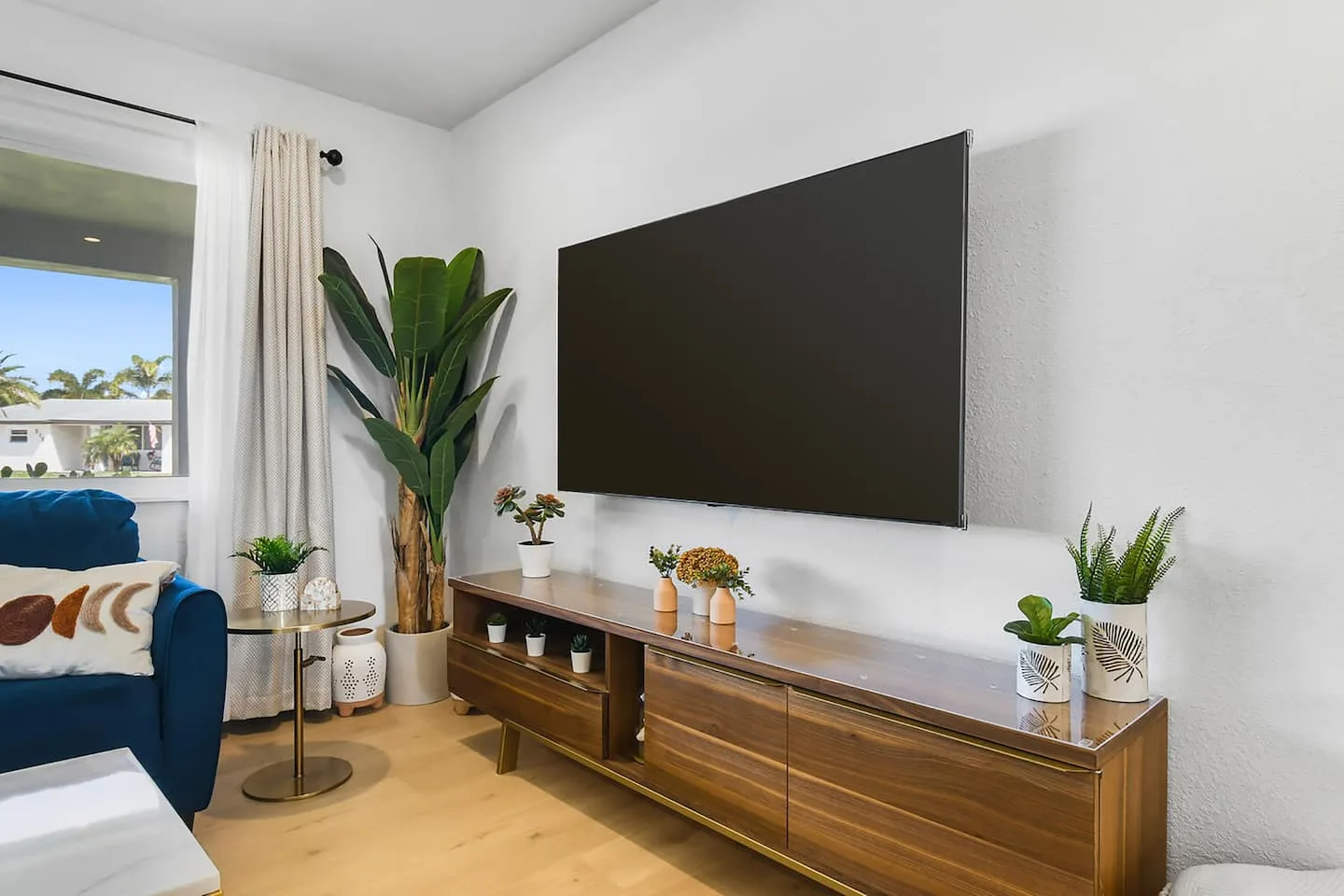 75 inch Smart TV. Swivels on wall mount so you can watch tv while cooking and eating.